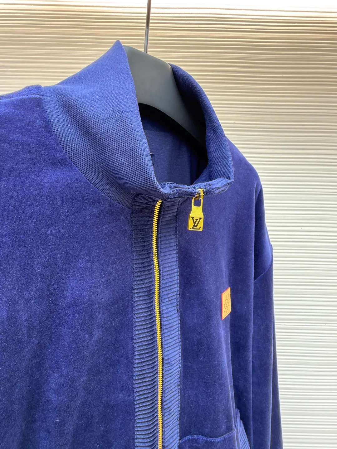 LOUIS VUITTON velvet zipper pocket ribbed long-sleeved jacket ●Original version: Purchased and developed by 20433 ●Item number: 1682205-C30 ●Fabric: velvet fabric ●Technology: knitting ●Color: navy blue ●Version: fitted version ●Weight: about 945 grams ●Size: S-M-L-XL ●Description: This navy blue velvet zipper jacket is made of high-density custom-woven velvet fabric, which has been washed and brushed. The suede is short, dense and shiny, and feels soft and skin-friendly. It is also pre-shrunk to avoid shrinkage and deformation after wearing. The neckline is a stand-up collar and is equipped with a custom-made brass zipper. The chain teeth are made with polished gold-plated washing technology, which is smooth, wear-resistant and not easy to oxidize. The sides and pockets of the body adopt accordion pleat three-dimensional splicing technology, supplemented by high-elastic rib edges of the same color, taking into account the stiffness of the fit and wearing comfort. The left chest is inlaid with a metal nameplate logo, which is made by etching and painting. The details are made of double-needle overlock sewing. The stitching is neat and precise. The overall process takes into account both texture and wearability. Each process is subject to quality control inspection to ensure the exquisite presentation of the pattern and details. The overall wiring is straight and delicate, the fabric is comfortable and soft, and the color is consistent without color difference. It can be matched with the same style to create a fashionable look and control various occasions. Customized accessories, complete with three standards, same style for men and women!